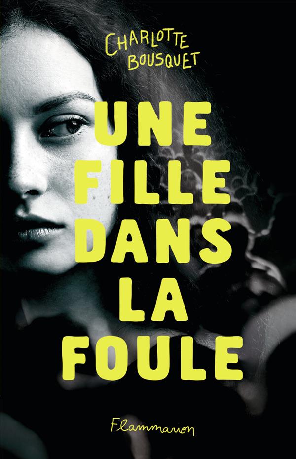 Une fille dans la foule